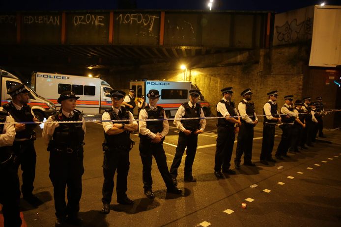 De politie sluit de straat langs een moskee in Londen af nadat een man er afgelopen zomer met een busje op een groep mensen is ingereden.