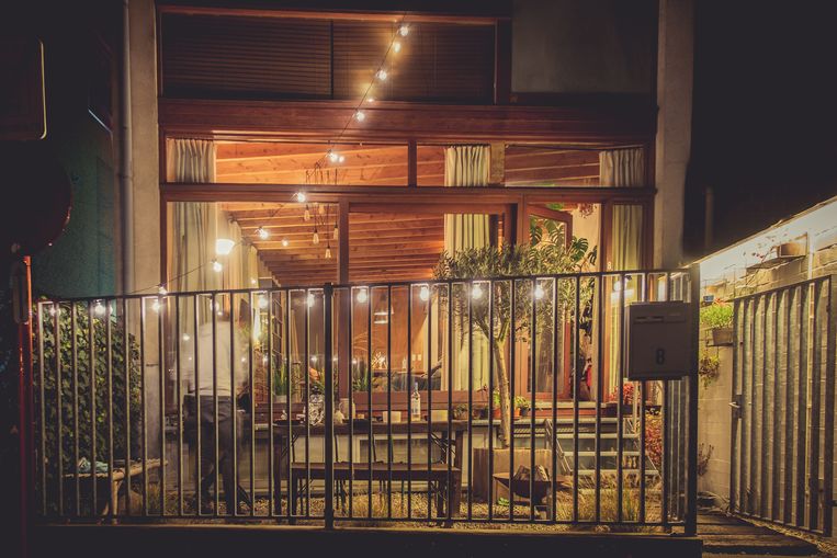 De gordijnen gaan zelden dicht, het poortje staat altijd open. Geen vriend wandelt hier voorbij zonder een babbel, hapje of drankje.  Beeld studio Kimchi