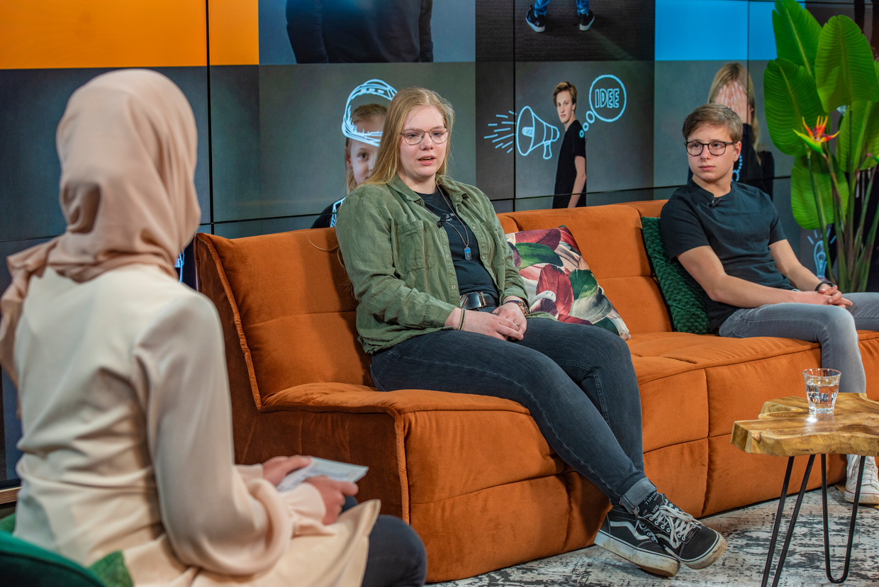 Marissa Eikenaar (blond met bril) groeide de afgelopen jaren op in armoede. Vandaag bood ze de kinderrechtenrapportage aan demissionair staatssecretaris Blokhuis aan. Beeld Danielle van Bergen