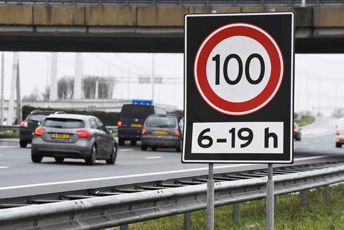 De maximumsnelheid is in maart 2020 overal in Nederland naar 100 km per uur gaan in verband met de stikstofcrisis.