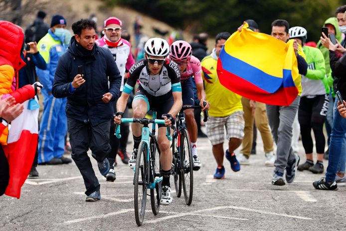 Simon Yates met Egan Bernal in zijn wiel.