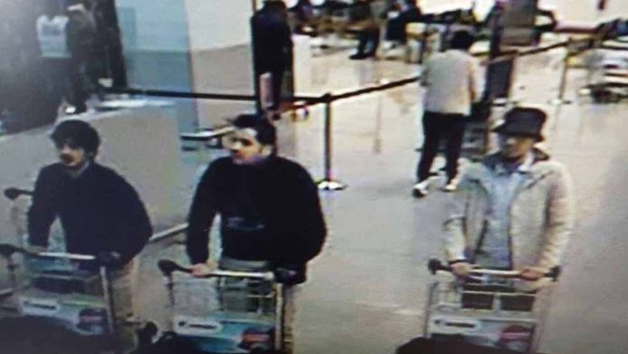 Najim Laachraoui, Ibrahim El Bakraoui et Mohamed Abrini dans le hall d'entrée de Brussels Airport, le 22 mars 2016