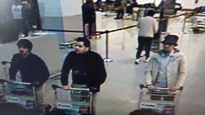 Abrini (R) is de enige terrorist die het bloedbad op Brussels Airport overleefde.