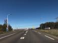 De Oude Rijksweg ter hoogte van het viaduct over de A58. Archieffoto ter illustratie, waar het vliegtuigje precies neergestort zou zijn is nog onbekend.