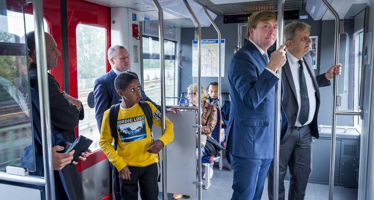 Met koning Willem-Alexander in de metro tijdens een werkbezoek aan Zuidoost Beeld ANP
