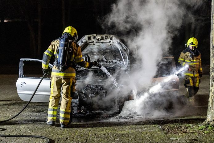 De uitgebrande auto in Nijmegen-Lent.