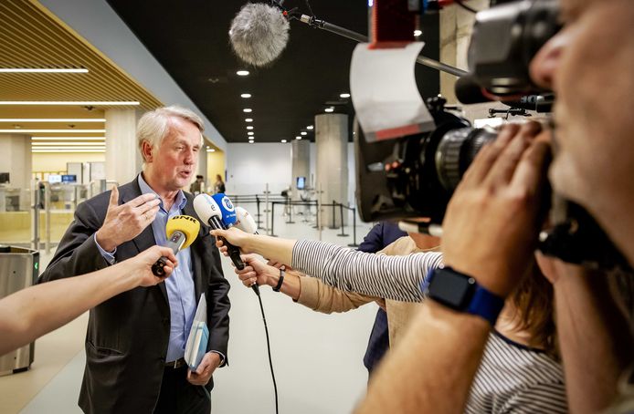 Schiphol-topman Dick Benschop in de Tweede Kamer, waar hij komt praten over de enorme drukte op de luchthaven Schiphol.