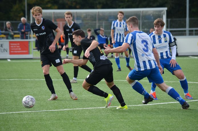 FC Axel (hier in het zwart) won zaterdag doelpuntrijk.