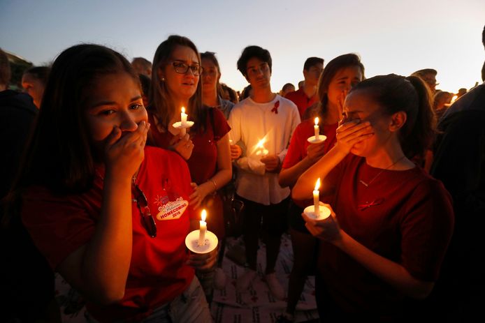 Duizenden mensen kwamen gisteravond bijeen in het Pine Trails Park in Parkland om de 17 slachtoffers van de schietpartij in Florida te herdenken. Foto Carolyn Cole