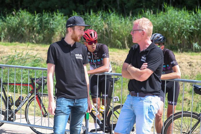 Jasper Hamelink (l) en organisator Frans van Varik hebben genoeg te bespreken tijdens de Zuiderzeeronde.