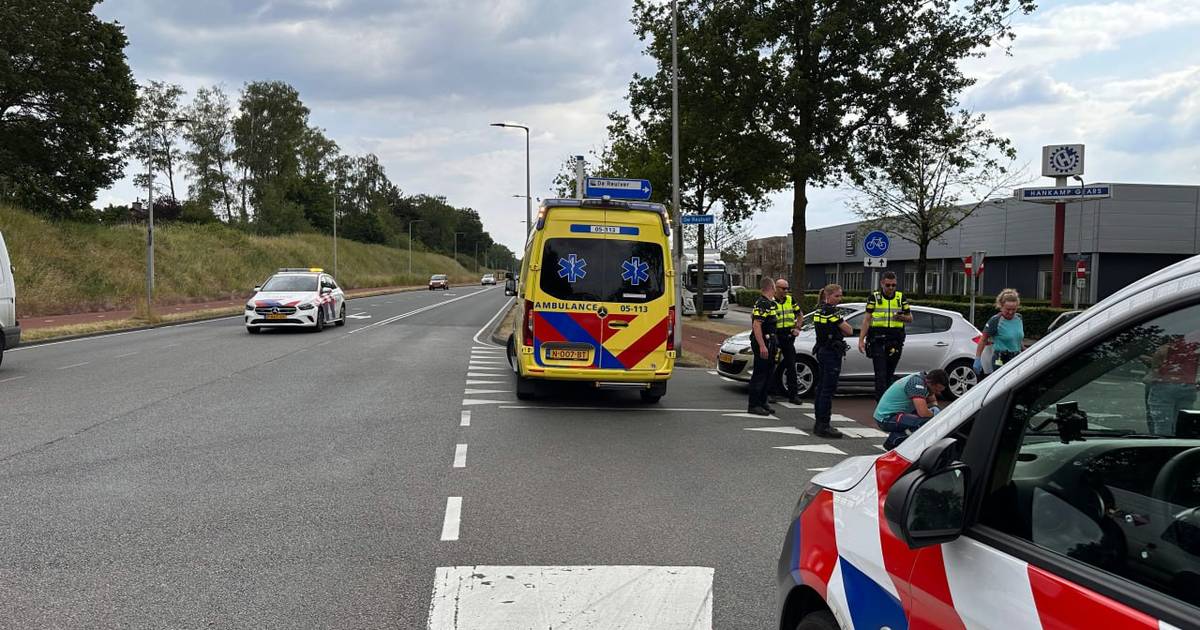 Scooterrijder belandt met onbekend letsel in ziekenhuis na aanrijding in Enschede.