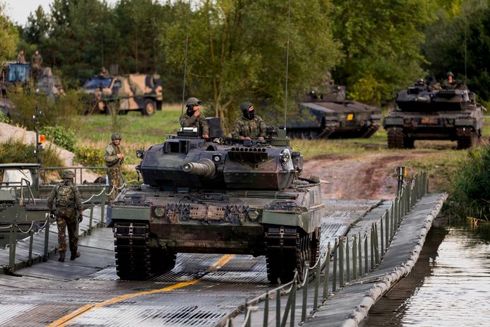 Een Leopard 2 tank steekt een tijdelijke brug over tijdens de oefening Vigorous Bison van de 43e Gemechaniseerde Brigade in het Duitse Klietz.