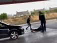 ‘Op je focking knieën, of ik taser je!’ Filmpjes tonen opvallende aanhouding bij Somerens tankstation