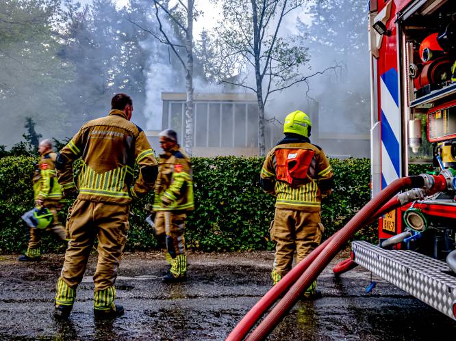 Brand breekt uit in leegstaand mortuarium op Landgoed Vrederust in Halsteren, mogelijk aangestoken