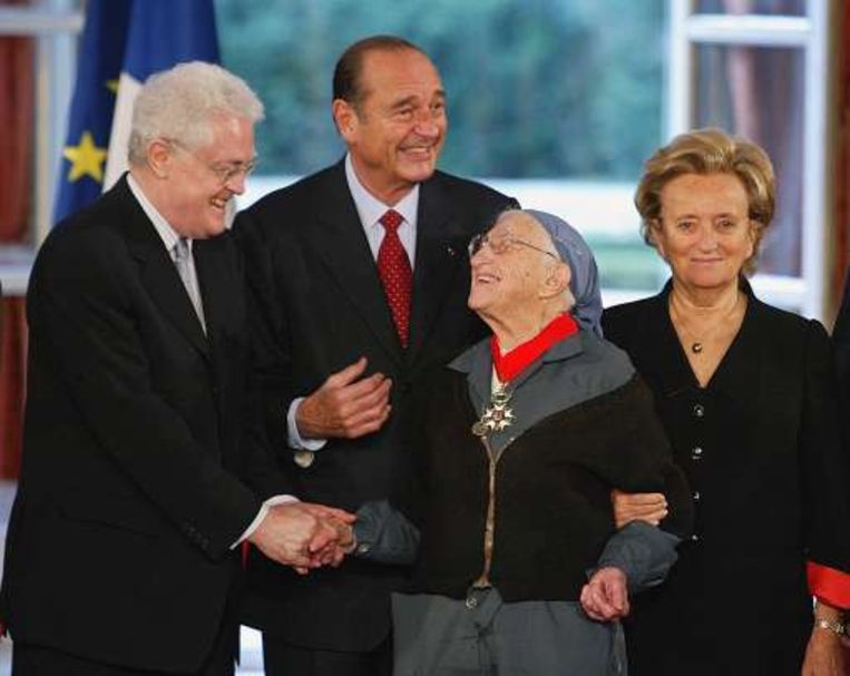 Soeur Emmanuelle in 2002 op bezoek bij Jacques Chirac voor haar bekroning met Legion d'Honneur. Beeld UNKNOWN