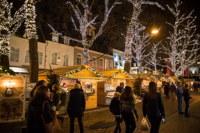 De kerstmarkt van de tweede editie van Winterland Breda was op de Grote Markt.