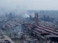 Screenshot van videobeelden tonen rookpluimen in de Azovstal-fabriek bij Marioepol.