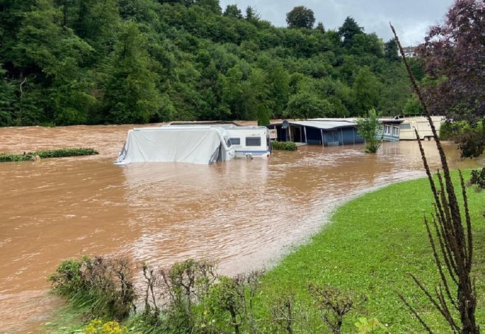 Camp Kyllburg op het moment dat het hoogwater in de Kyll de camping wegspoelde, gefotografeerd door Mèlani Bakker.