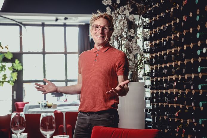 Roland Peijnenburg in burgerkloffie in zijn sterrenrestaurant, het eerste in de regio.