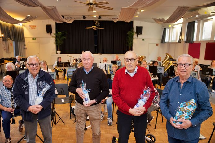 Het Koninklijk Woensels Muziekcorps zette vrijdag vier jubilarissen in het zonnetje (vlnr): Gerard van Haren,  Eduard Capel, Ad Capel en  Toon Capel.