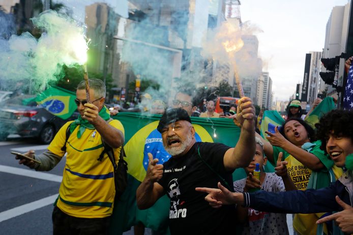 Aanhangers van Bolsonaro vieren feest.