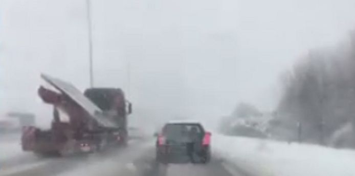 Zelfs tijdens hevige sneeuwbuien halen vrachtwagens toch nog in via de linkerrijstrook.