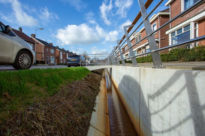 De stadsbeek in Stadsveld, de verharding op de stoepen deugt niet en er ligt nogal eens rommel in het beekje.