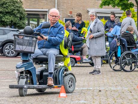 Krijn (83) reed met zijn scootmobiel de sloot in én dwars door een raam: ‘Gevaarlijk ding’