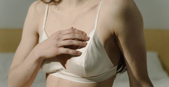 “Het tepelorgasme is géén utopie.” Met tips van seksuoloog Chloé kan je het zelf ervaren