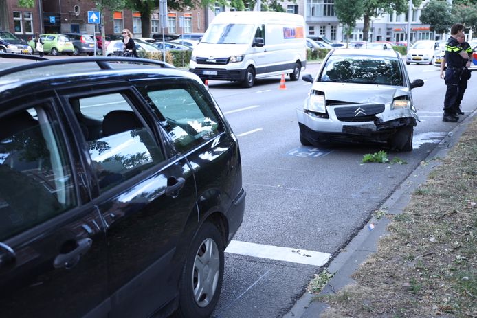 De auto's raakten zwaar beschadigd bij het ongeluk op de Velperplein.
