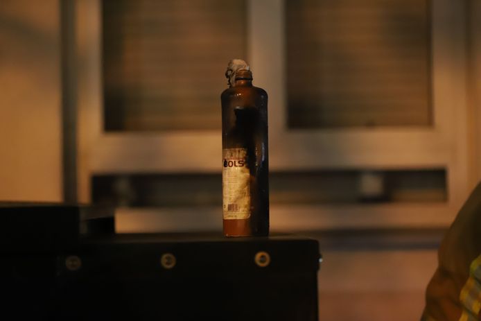Een van de molotovcocktails die in oktober 2021 tegen een pand werd gegooid in de Haagse Twickelstraat.