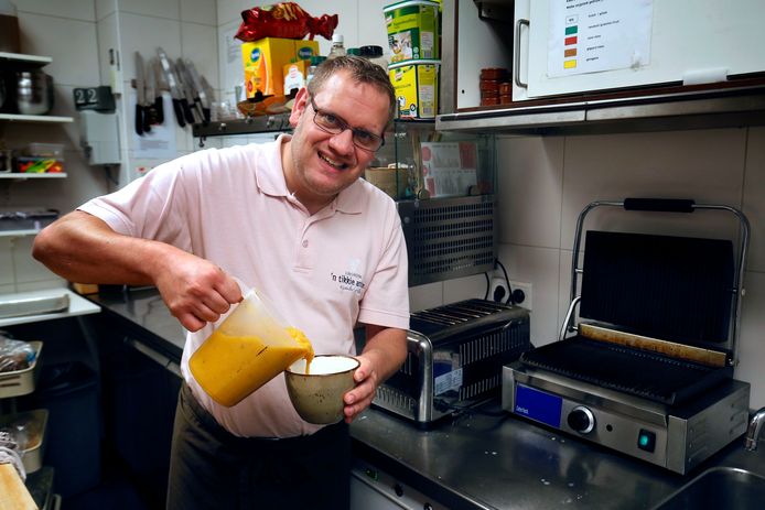 Ricardo Verschoor aan het werk in de keuken van Tikkie Anders in Sleeuwijk. Hij vertelt honderduit in de Bijzonder Normale-podcast.