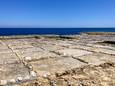 De indrukwekkende zoutpannen op het eiland Gozo, waar je het zout zomaar kunt aankopen.