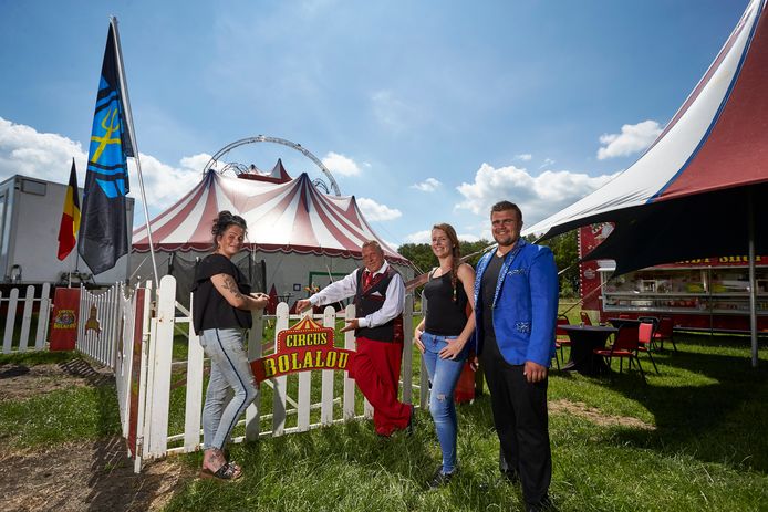 Circus Bolalou is in een Larens weiland gestrand door corona en moet hier nog maanden blijven. ,,Als je toch ergens komt vast te zitten, is Laren de beste plek’’, zegt Steffie Rutten (tweede van rechts).