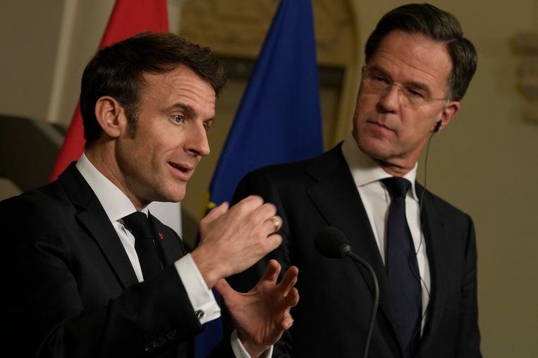 De Franse president Emmanuel Macron (links) en premier Mark Rutte tijdens hun persconferentie. Beeld AP