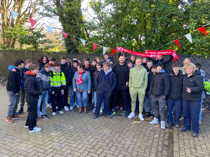 Het Sint-Jozefinstituut in Schoten kreeg dinsdag bezoek van Antwerp-spelers Davino Verhulst (links) en Ritchie De Laet (rechts), die hen kwamen motiveren de juiste schoolattitude te hebben