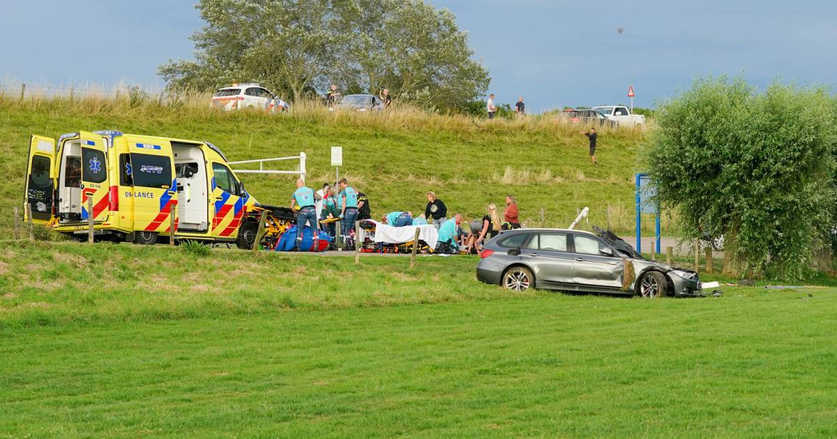 Auto vliegt van Lekdijk bij Nieuwegein, vier mensen gewond
