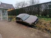 Ongelukkige BMW-bestuurder rijdt zich vast in voetweg naast treinstation 