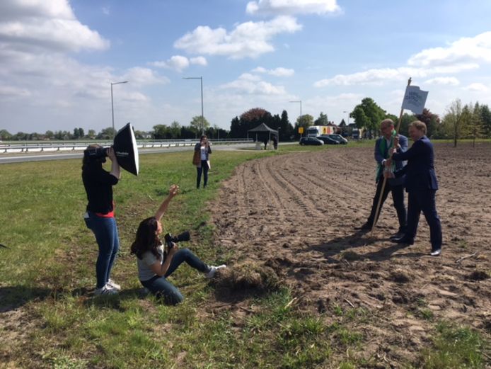 Rijschoolhouder Arno Smits (rechts) en verkeerswethouder Gé Wagemakers planten een vlag op de plek waar Verkeerscentrum Brabant moet komen.