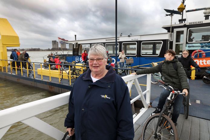 Guusta Westdijk stapt in Rozenburg van de veerpont uit Maassluis. De vrouw uit Vierpolders wist niet van alle ophef rond vervoerder Blue Amigo. 'Ik neem 'm alleen op vrijdag.'