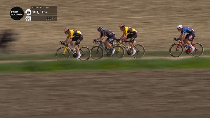 Van Aert trekt door voor het Bos van Wallers.