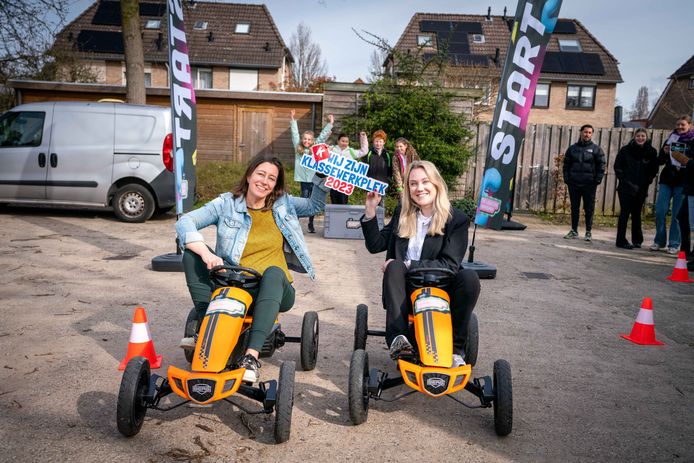 Directeur Christine van Mullem (links) en intern begeleider Annemieke Keersmaekers van De Borgwal in Bemmel zijn blij met de voorbeeldfunctie van hun school als het gaat om werkgeluk van het personeel.