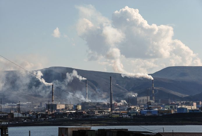 De olievervuiling is veroorzaakt door een lek van een brandstoftank van een thermische centrale in Nornickel, een Russisch mijnbedrijf nabij de stad Norilsk.