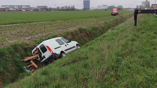 Bestuurder belandt in gracht langs E17, lichtgewond afgevoerd