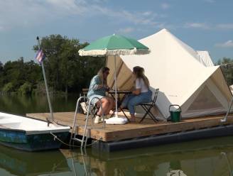Vriendinnen Jolien en Magali overnachten in het midden van een meer: “Je zit hier volledig in de natuur”