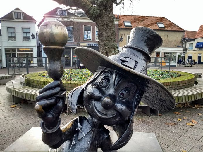 Het Proosje van Schiedam heeft opeens een bal op zijn glaasje liggen