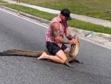 MMA-vechter Mike Dragich vangt alligator met zijn blote handen