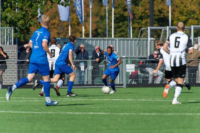 Joy Schoonhoven van Zeewolde aan de bal eerder dit seizoen. Ook in het duel tegen Hoevelaken scoorde hij, al was het niet voldoende voor de overwinning.