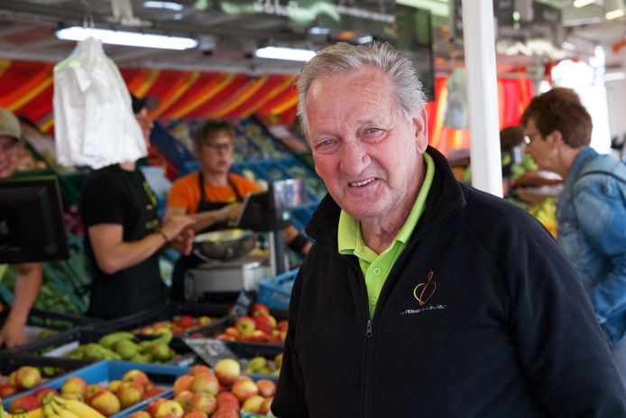 Quirinus Teunissen begon precies 65 jaar geleden als 14-jarig menneke met zijn groentekraam op de weekmarkt in Oudenbosch. Inmiddels heeft zijn zoon het bedrijf, De Verse Verleiding, overgenomen, maar helpt 'Krien' nog altijd mee.