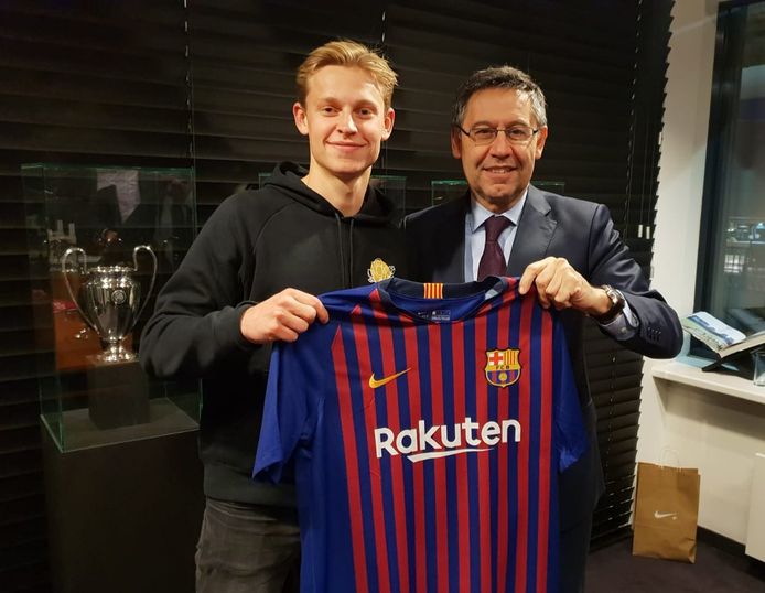 Frenkie de Jong poseert met het shirt van Barcelona.